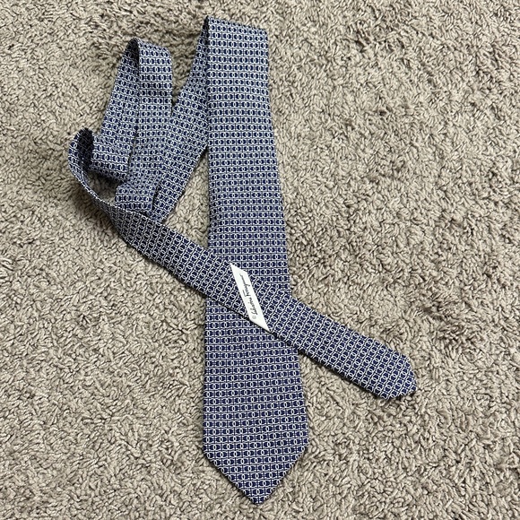 Salvatore Ferragamo Men’s Tie Silk Necktie Gancini Print On Dark Blue - Picture 1 of 12